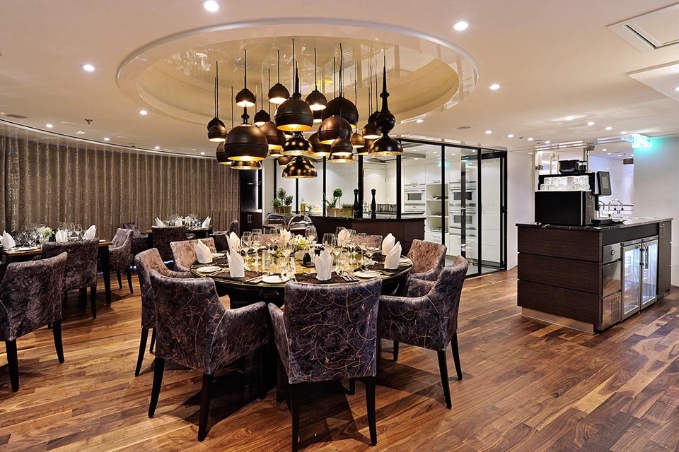Amawaterways AmaSiena Main Restaurant.jpg